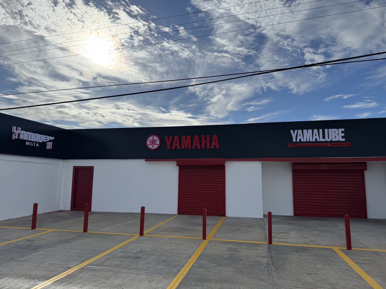 Fachada de Yamaven Boca de Río con letrero YAMAVEN MGTA, Yamaha y Yamalube