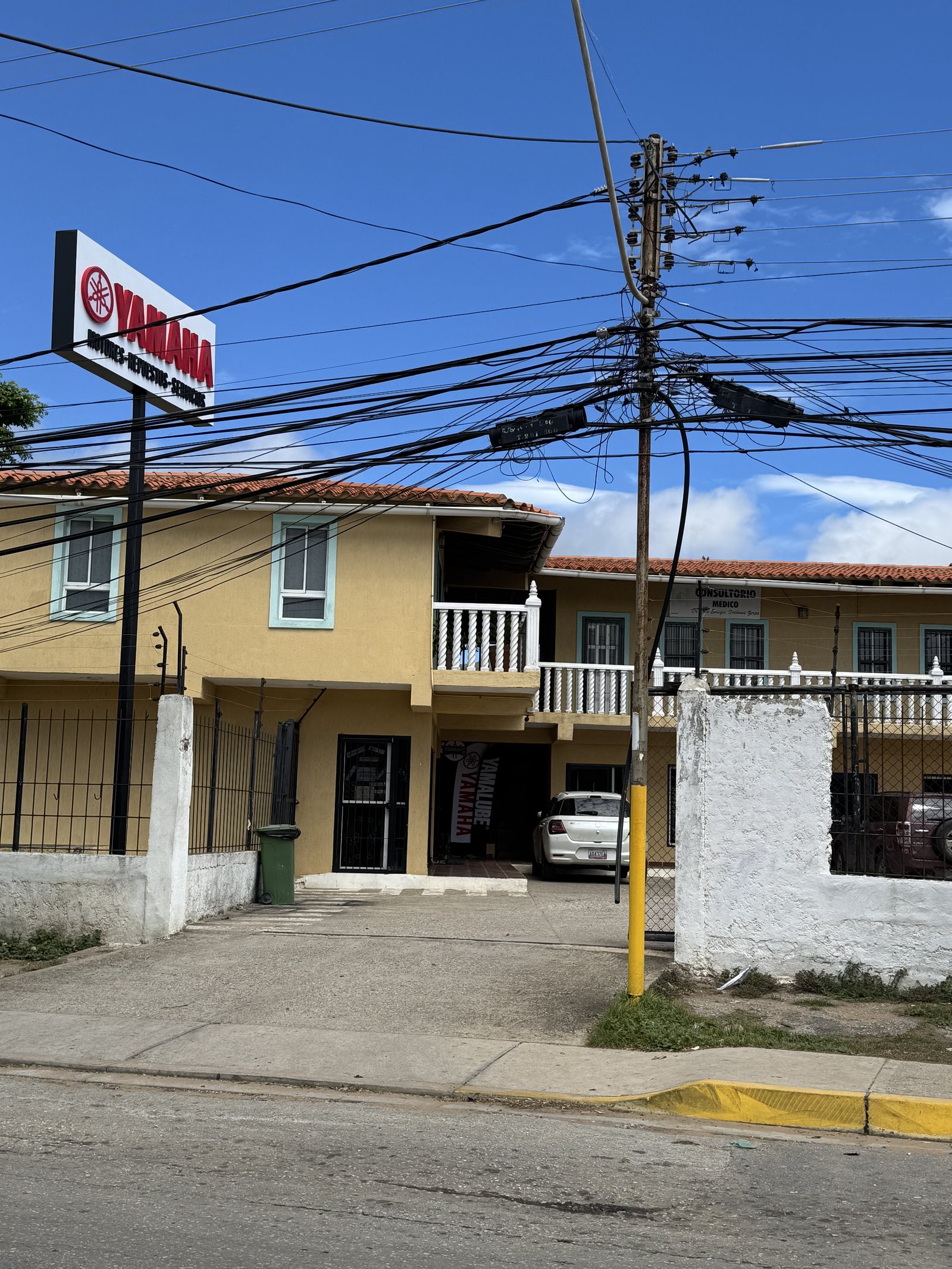 Vista del local desde la acera del frente